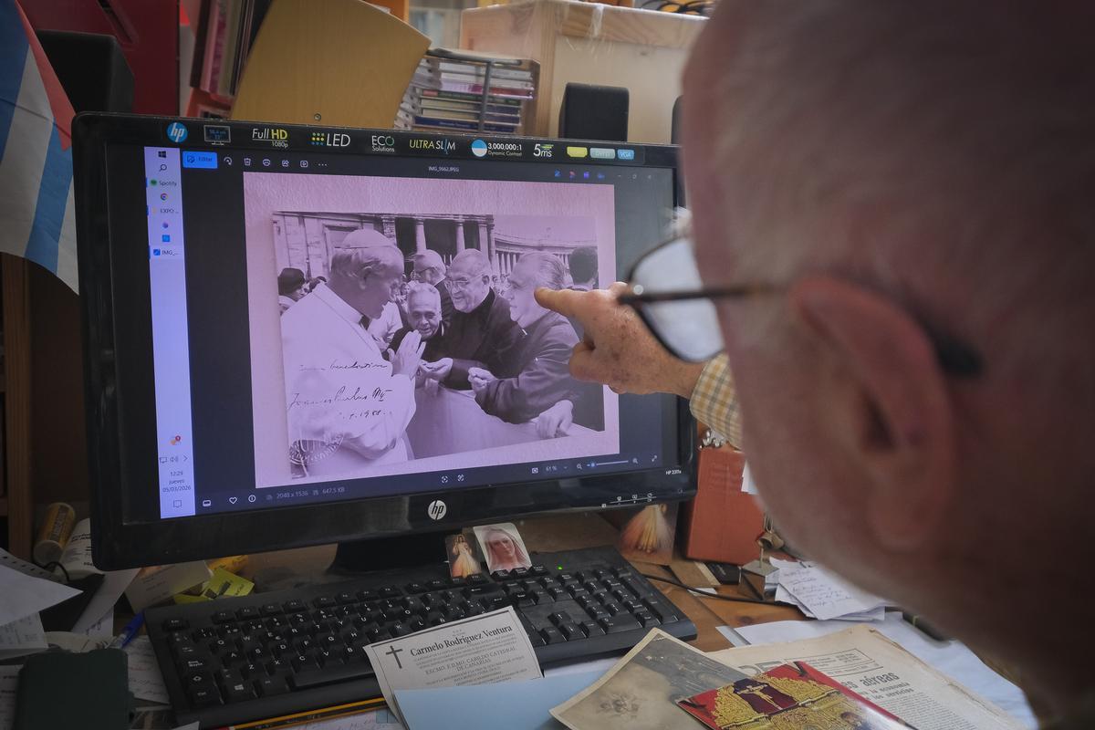 Fernando muestra una de las fotos del archivo.