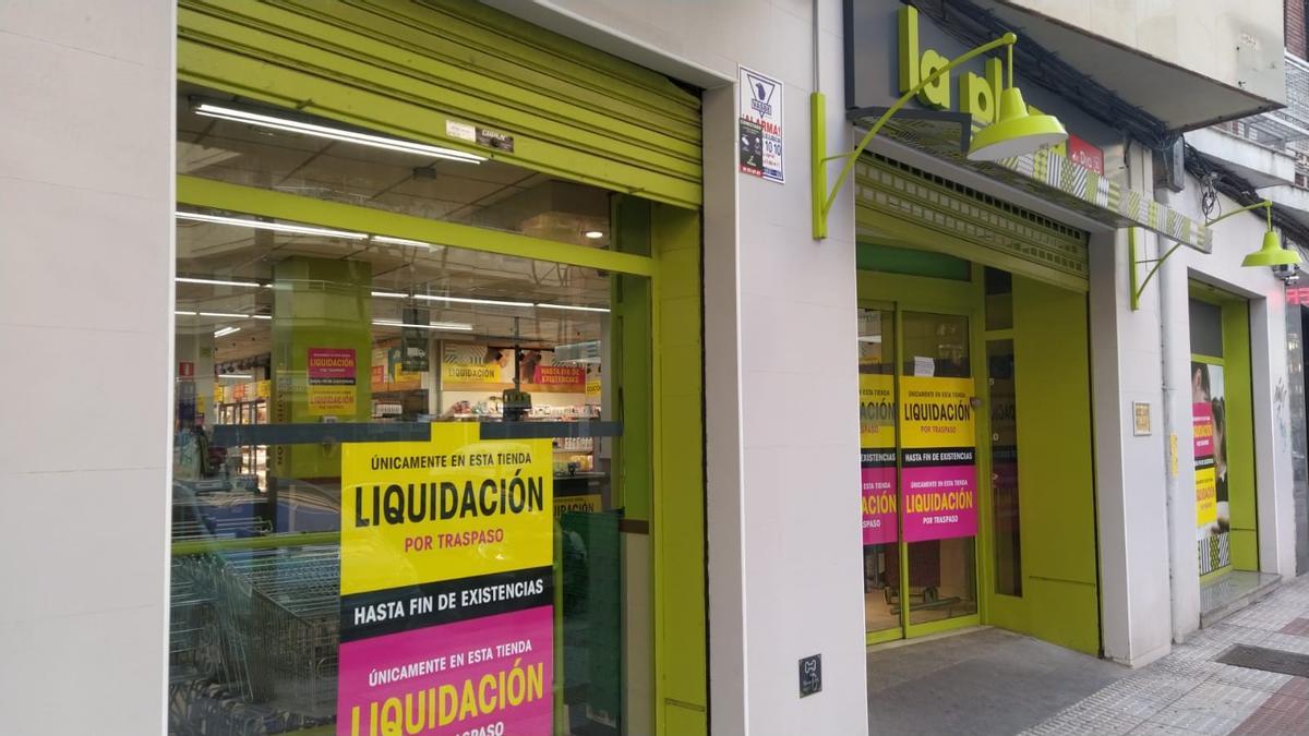 Supermercado La Plaza de Día en Tres Cruces, futuro Alcampo de Zamora, en liquidación