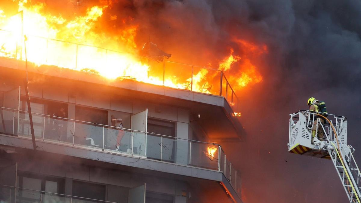 El trabajo de los bomberos en el incendio de Valencia.