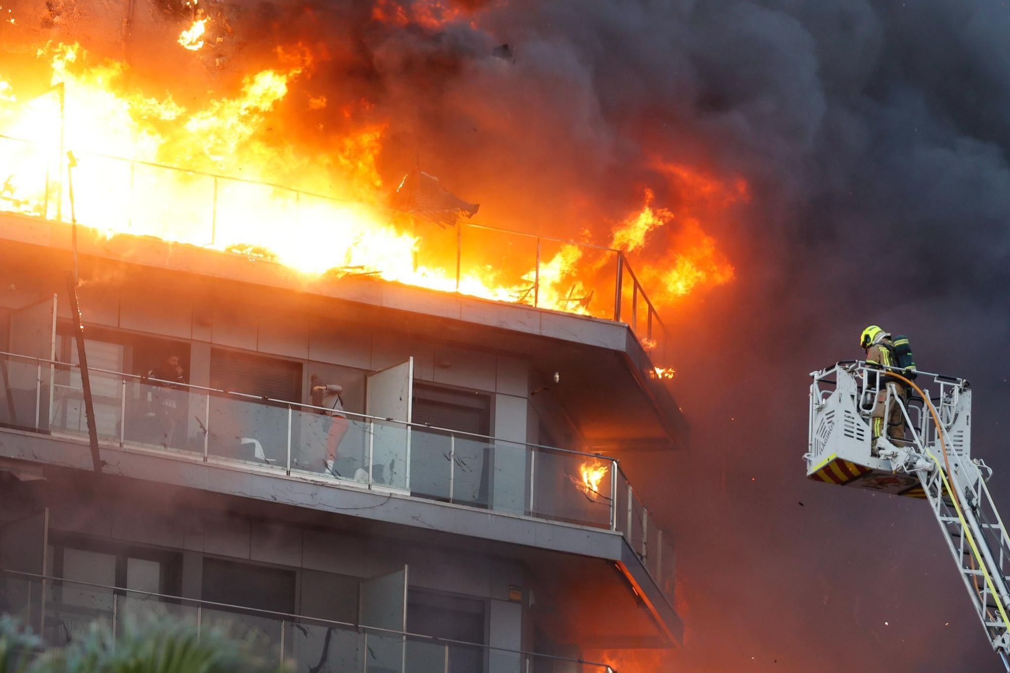 El heroico trabajo de los bomberos en el incendio de Valencia, en imágenes