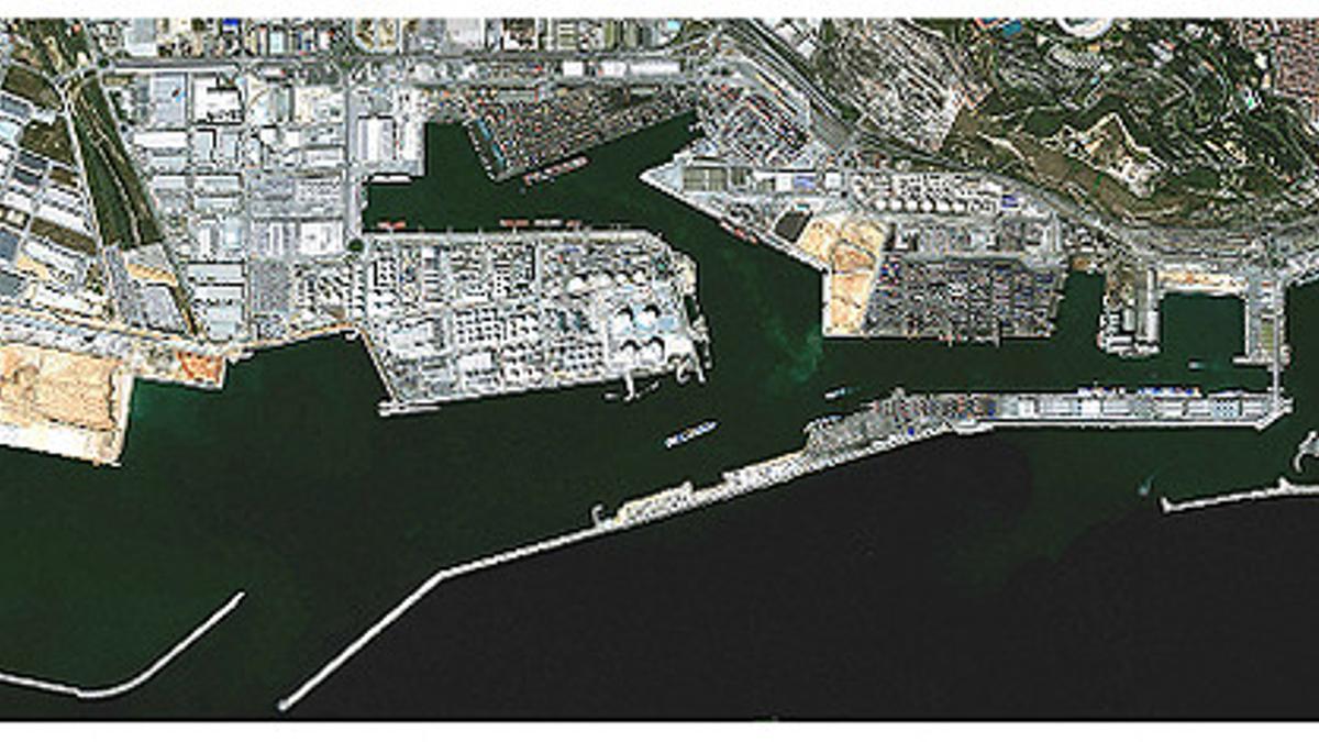 El puerto de Barcelona, visto desde un satélite.
