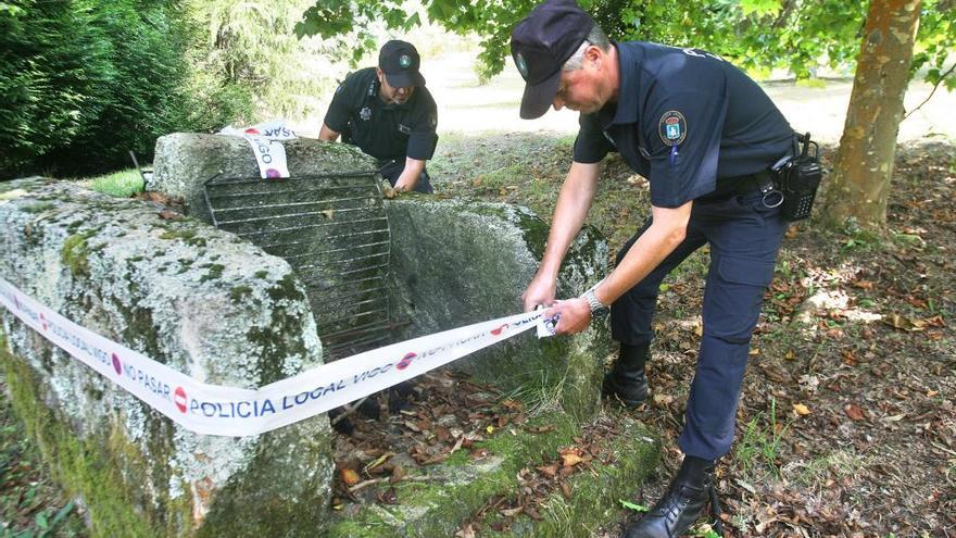 Agentes de la Policía Local de Vigo precintan una barbacoa en Vigo // FARO