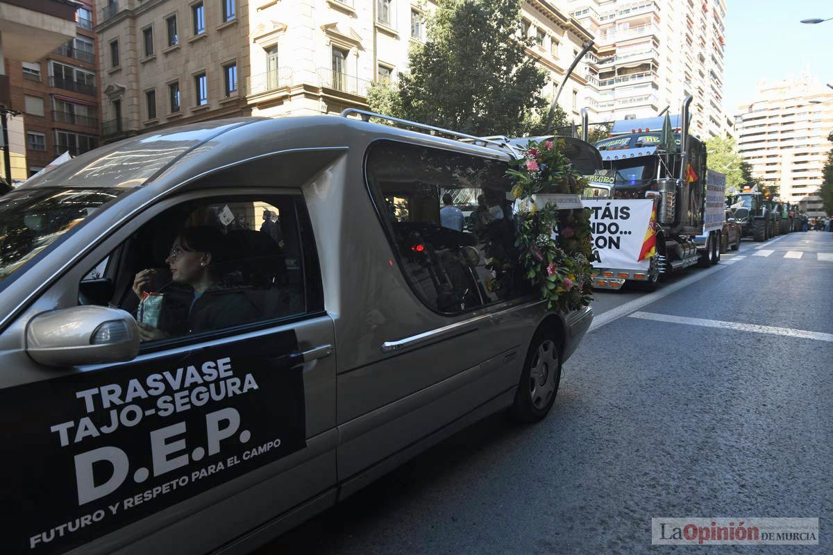 Miles de agricultores y ganaderos toman las calles de Murcia