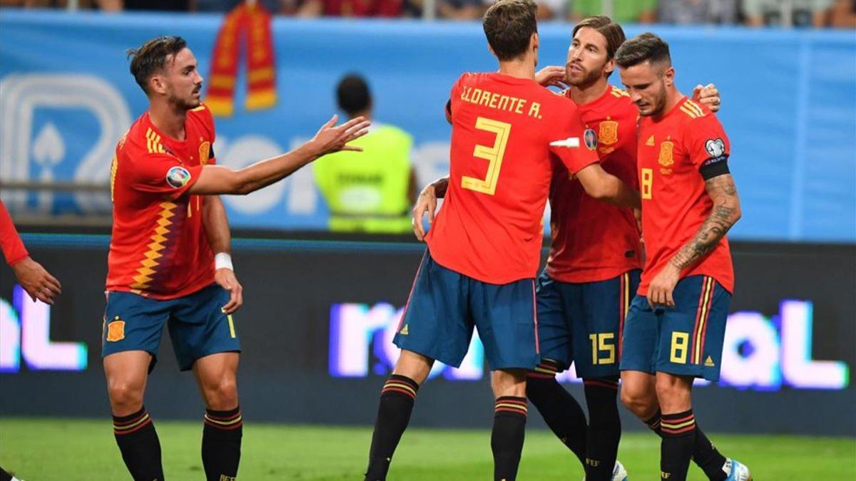 Los jugadores españoles celebran el gol de Ramos de penalti