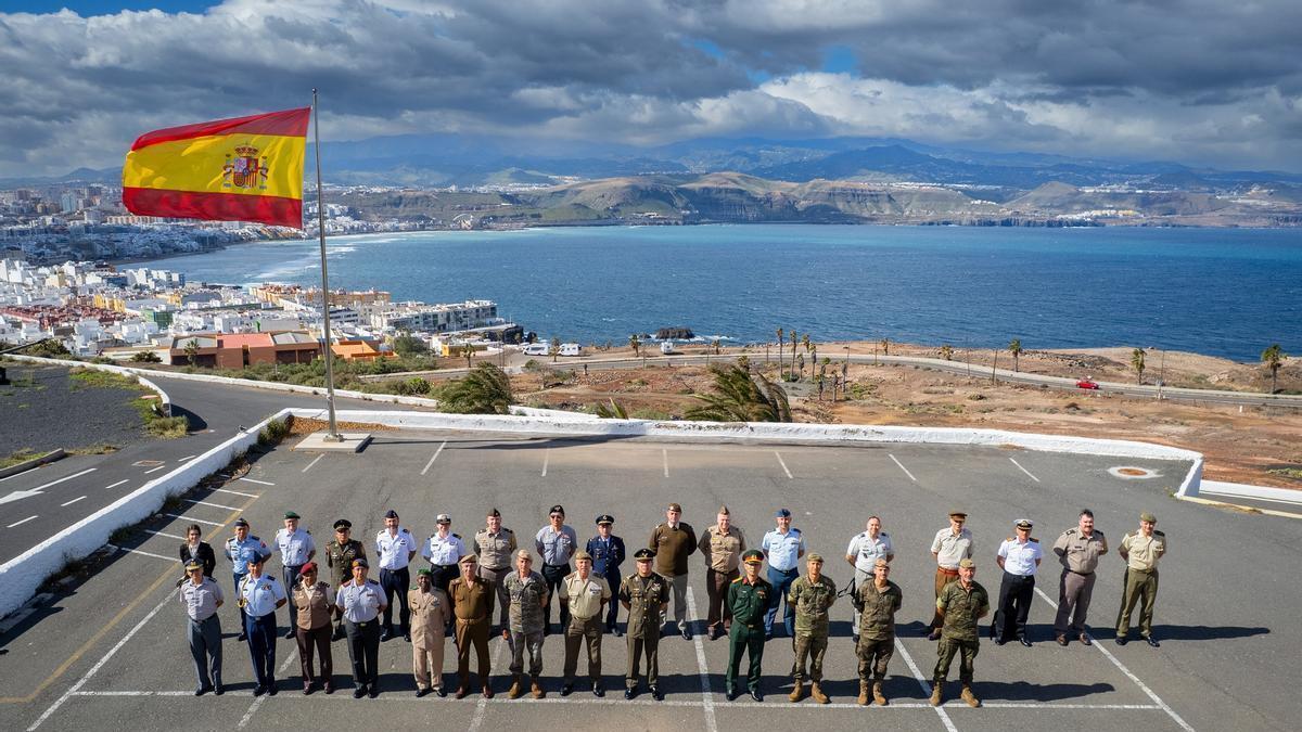 Militares en misión diplomática de distintos países visitan el Mando de Canarias