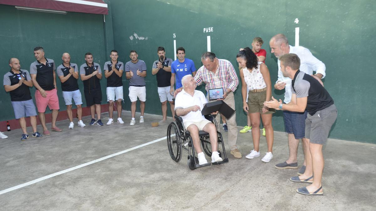 Antonio Jorques, más conocido como Antoniet d’Almassora, homenajeado por la organización del torneo.