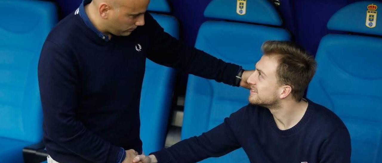 Rozada saluda a Edu Cortina antes del partido del sábado ante el Alcorcón.