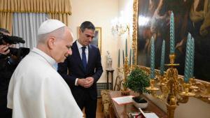 Sánchez i el Papa aprofundeixen en migració i cooperació durant la seva reunió prèvia al discurs del Congrés
