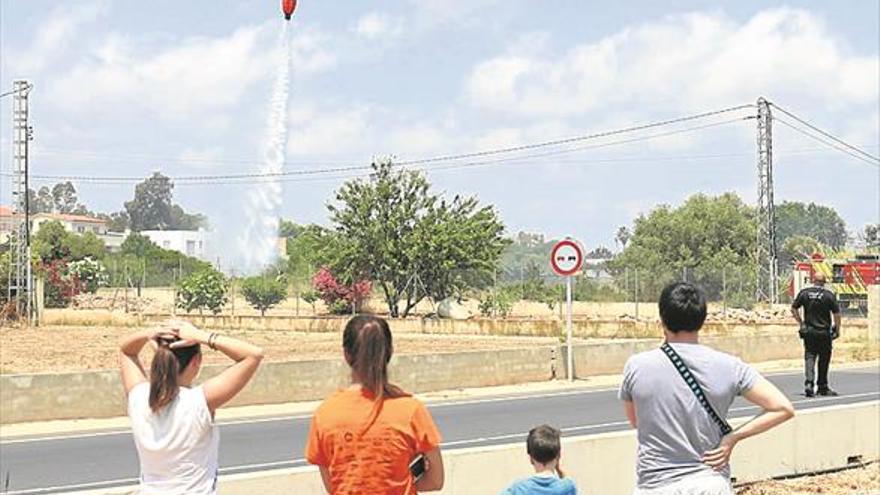 Sofocan 11 fuegos más en solares y cultivos abandonados de Castellón