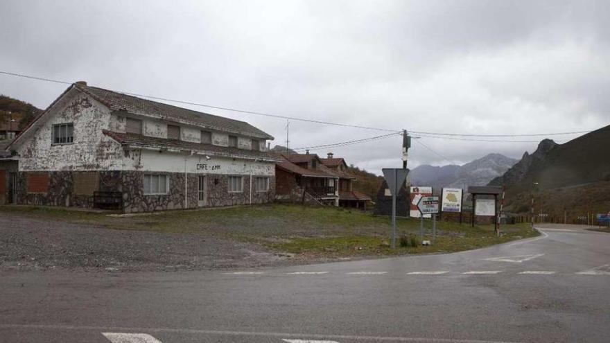 Construcciones ubicadas en el puerto de Tarna.