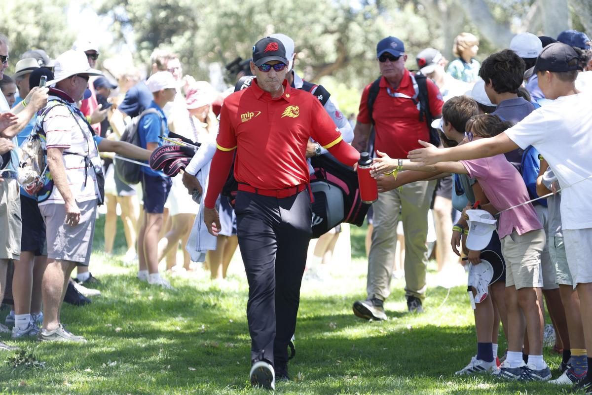 El español Sergio García saluda a los aficionados mientras camina hacia la salida del hoyo 2, en la primera jornada de la tercera edición del LIV Golf Andalucía 2025, el circuito de golf financiado por Arabia Saudí, este viernes en el campo de Valderrama en San Roque (Cádiz). EFE/A.Carrasco Ragel