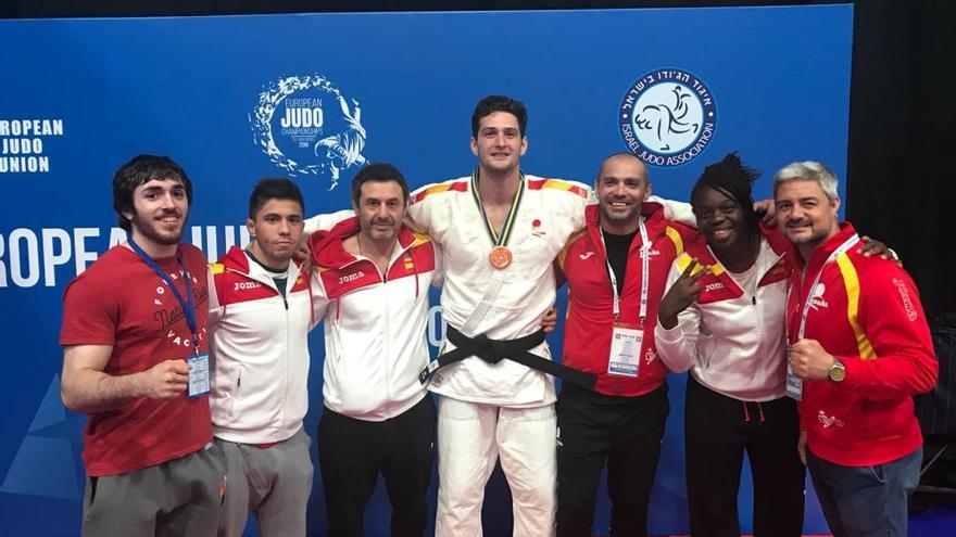 Nikoloz Sherazadishvili, en el centro con la medalla, junto a los demás representantes de la delegación gallega en el Europeo. // FdV