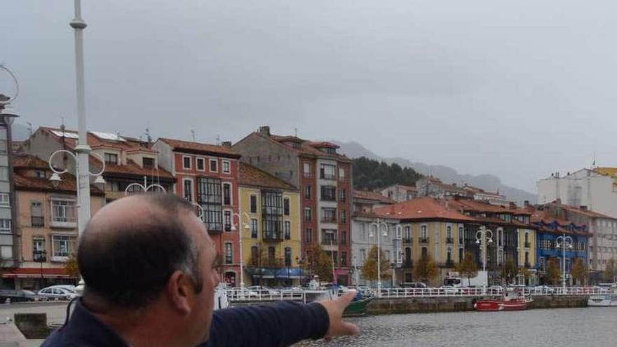 Manuel Buenaga señala la zona del muelle con menor calado.