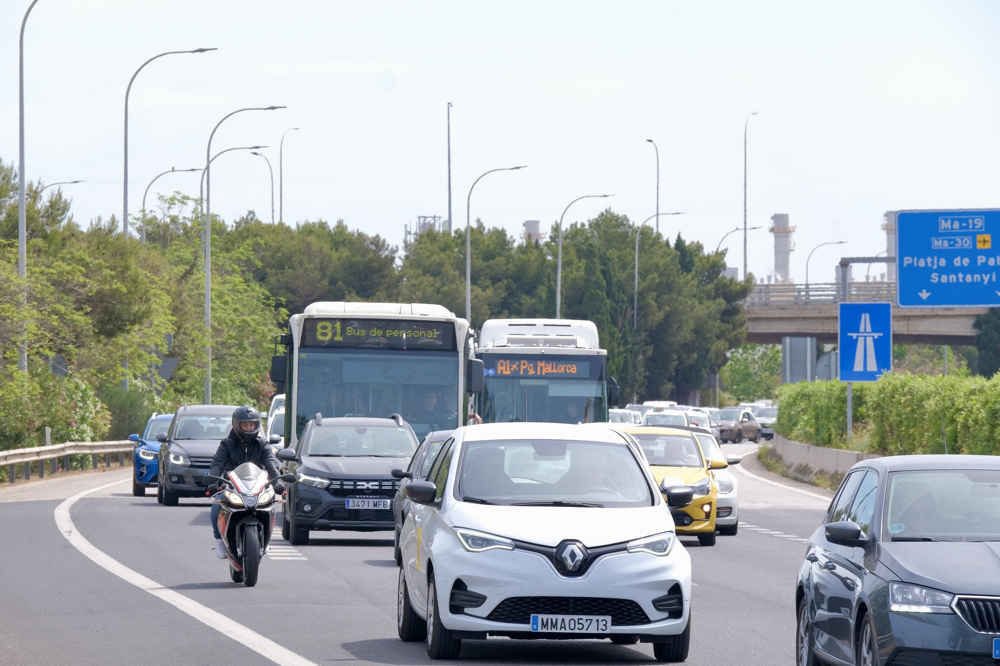 Las fotos del monumental atasco en los accesos a Palma por un autobús averiado en el carril VAO