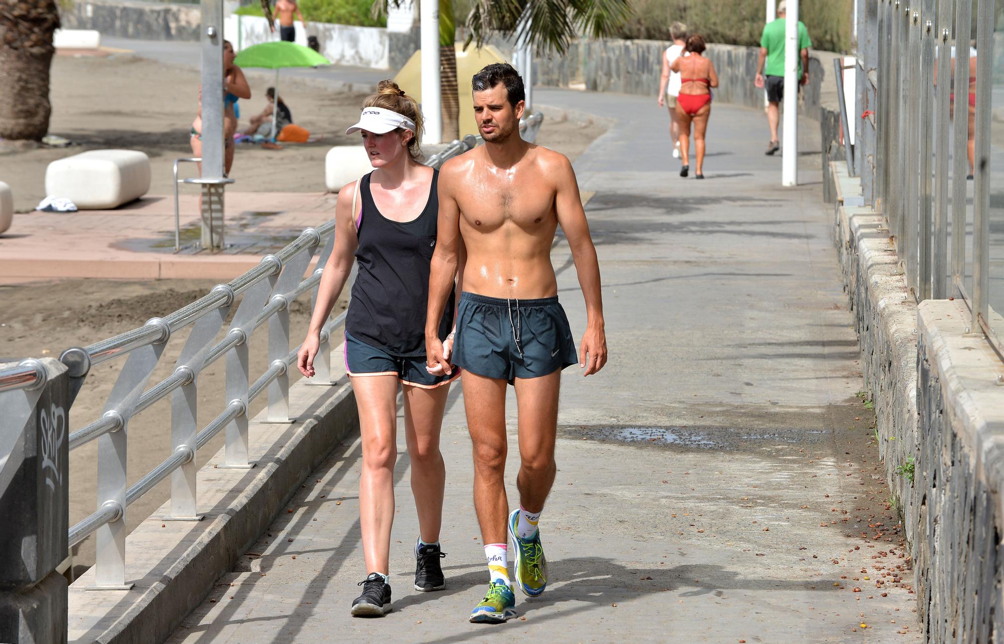 Imagen de archivo de dos turistas paseando por el tramo del paseo situado junto al hotel Don Gregory.