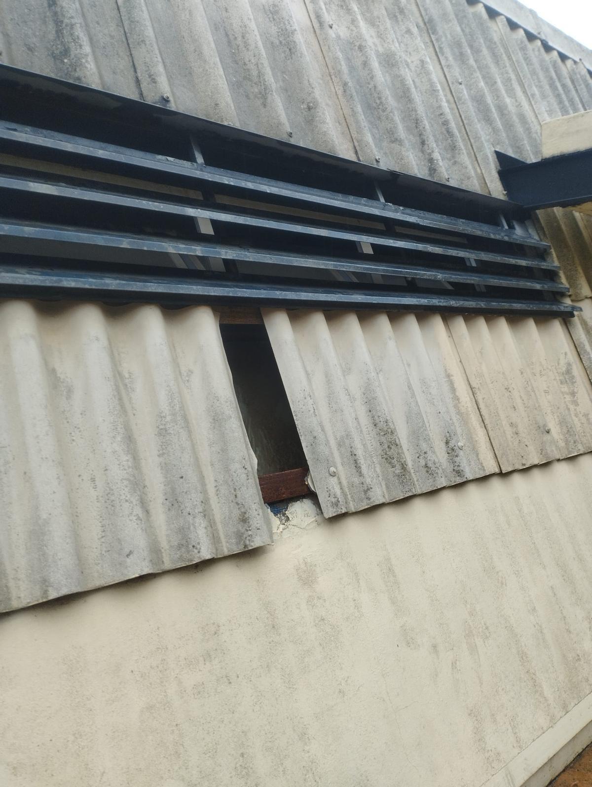 Deficiencias en la cubierta del campo de Son Caulelles-Cata Coll.