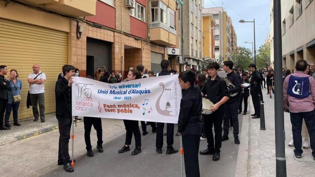 Banda juvenil de la UMA, a l'inici de la cercavila.