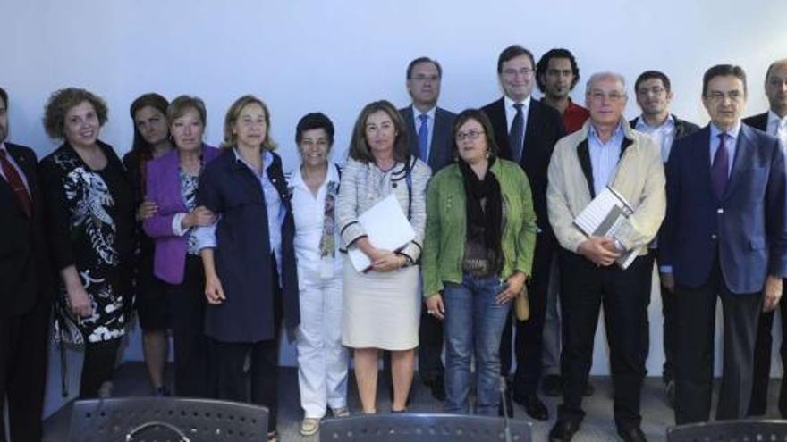 Los presidentes de las fundaciones Barrié y PwC, con los responsables de las entidades seleccionadas, ayer en la Fundación Barrié. / carlos pardellas
