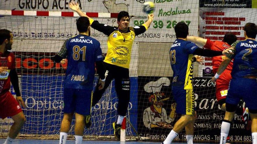 Edu Salazar intenta detener un lanzamiento en el partido en casa ante el Bada Huesca. // Gonzalo Núñez