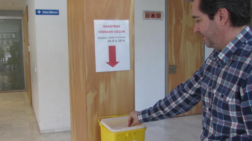 Un paciente participa en el programa de cribado de cáncer de colon.