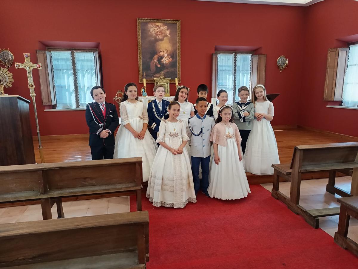 Varios de los niños y niñas que recibieron la primera comunión en Cangas de Onís.