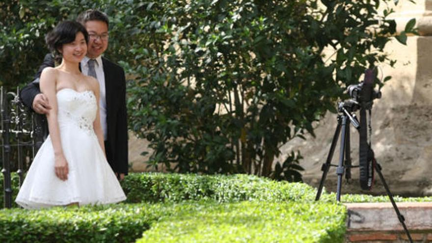 Una pareja se fotografía en el Centro de Málaga.