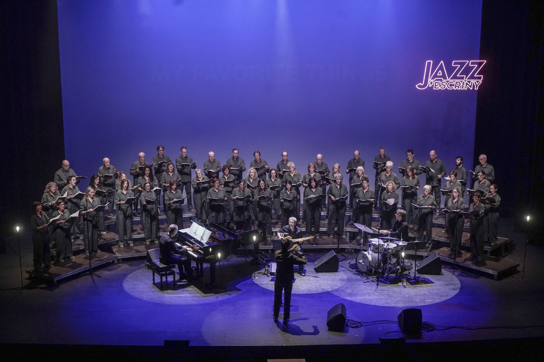 La coral Escriny i el grup Odd Trio sedueixen el Kursaal a ritme de jazz