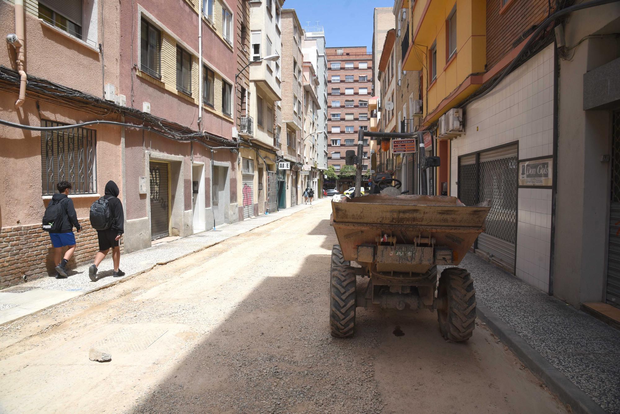 En imágenes | La calle Concepción Arenal, con las zanjas tapadas a la espera de la prometida reforma integral