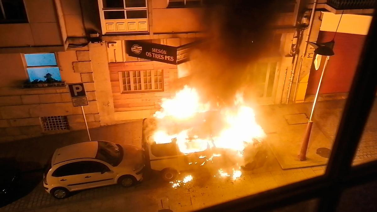 Una furgoneta se envuelve en llamas de madrugada en Vigo