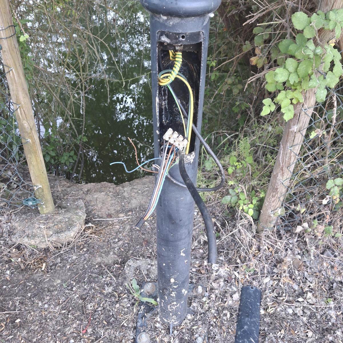 Detalle de los cables al aire de una de las farolas de la zona verde benaventana.