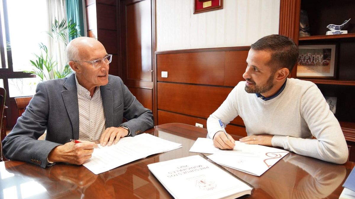 El alcalde, Juan Acosta (i), y el concejal de Hacienda, Santiago Pérez.