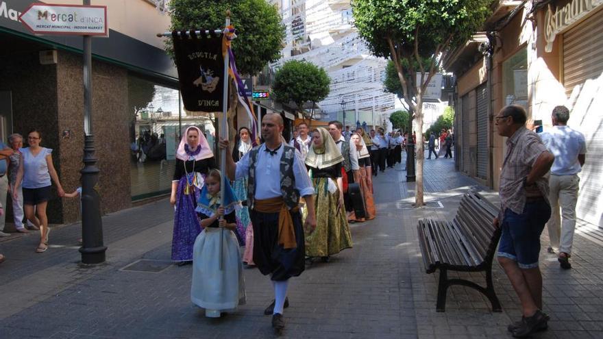 La Revetla d&#039;Inca desfilando con sus trajes antiguos de payÃ©s y su estandarte