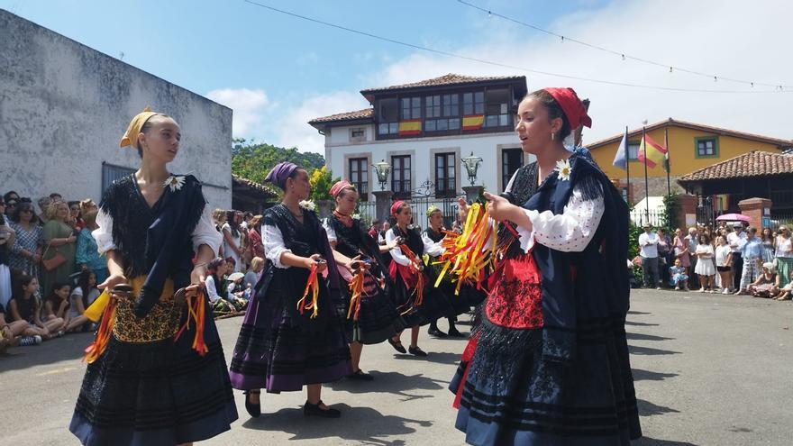 Despliegue de tradición y folclore en Naves por Santa Ana