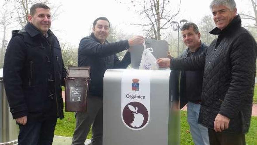 Alberto Fernández, concejal de Medio Ambiente; Gerardo Sanz, alcalde; José María Vega, concejal de Obras, y Santiago Fernández, gerente de Cogersa, inauguran el contenedor marrón.