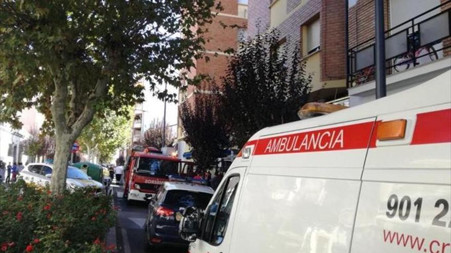 una herida leve y dos policías intoxicados en un incendio