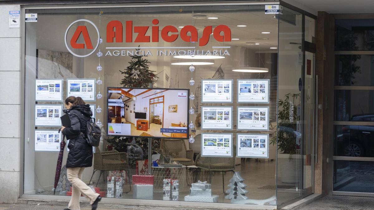 Una mujer pasea frente a una inmobiliaria, en una imagen de archivo.