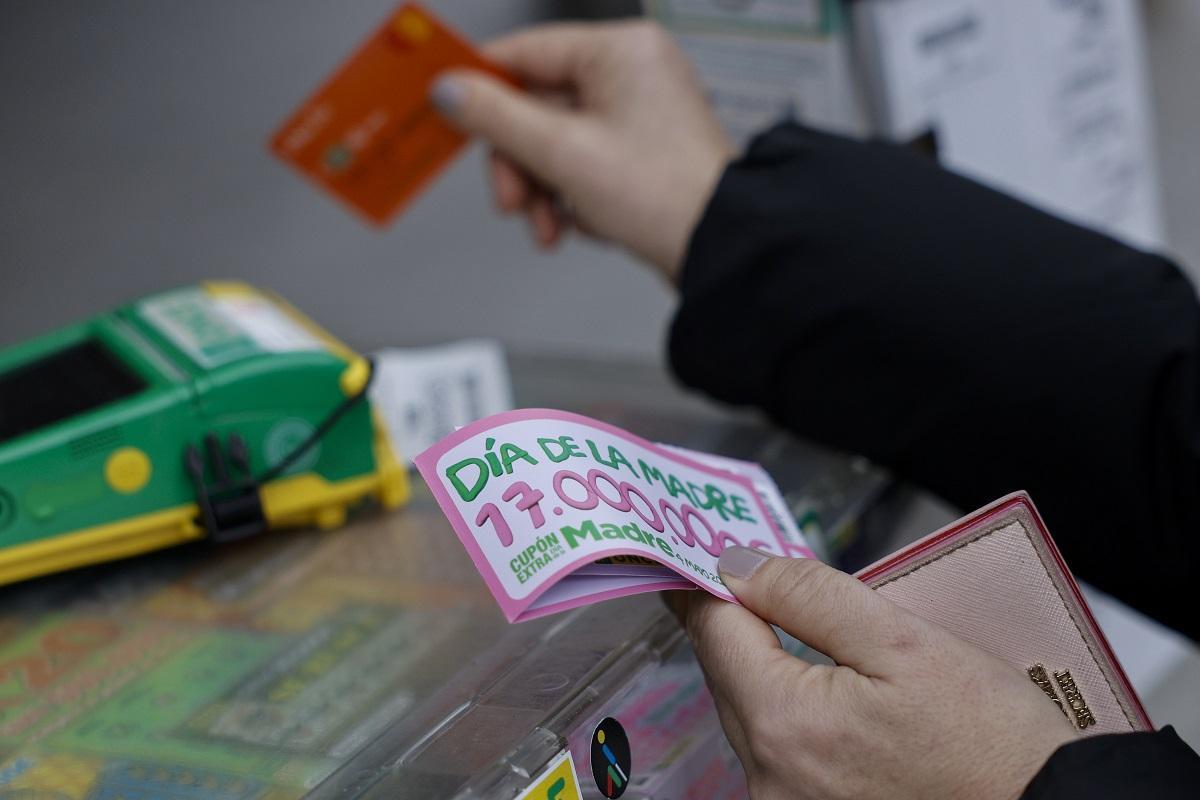 Una persona compra un cupón de la ONCE