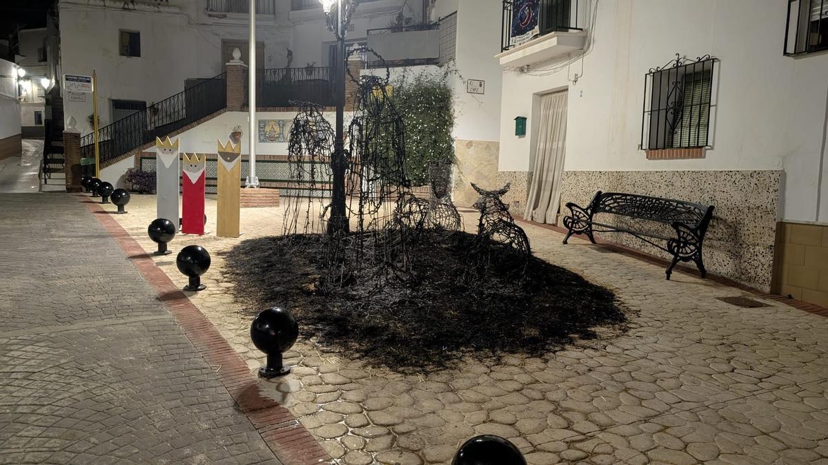 Belén calcinado en la plaza de España, de Algarrobo, la pasada noche en un acto vandálico.