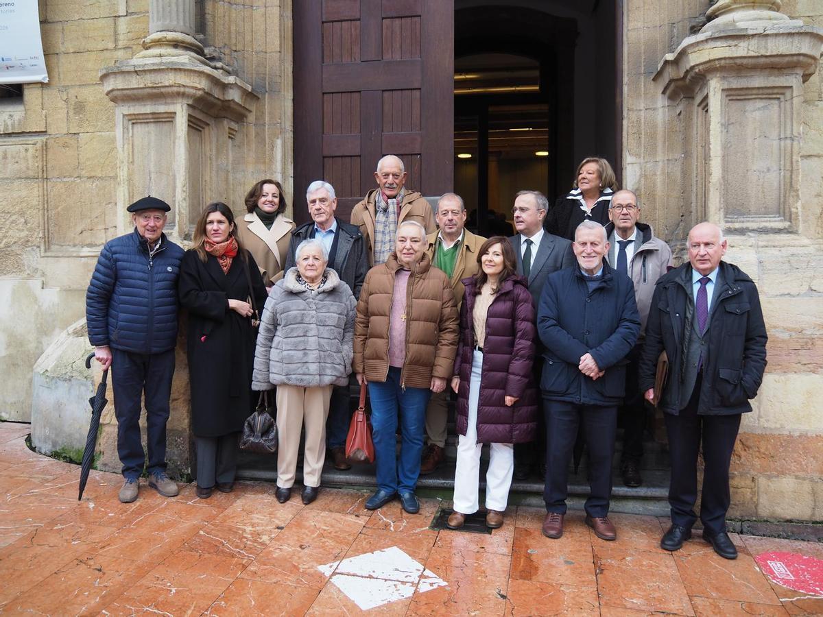 Varios de los miembros del jurado, este viernes, en Oviedo. Por la izquierda, en primera fila, José Ramón García López, Paz de Alvear, Purificación Martínez, María Josefa Sanz, Mayte Uceda, Xuan Xose Sánchez Vicente y Juan Luis Álvarez del Busto; en segunda fila, Otilia Requejo, Francisco González Orejas, Ramón Rodríguez, Evelio González Palacio, Javier Junceda, María del Carmen Marqués y Jesús María Martín Morillo.