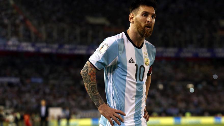 Messi, sancionado con cuatro partidos con Argentina por insultar a un asistente