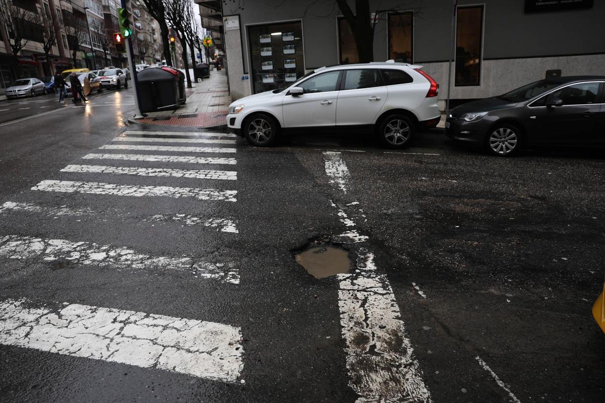 Socavón en Eugenio Arbones, antes del cruce con Fragoso.
