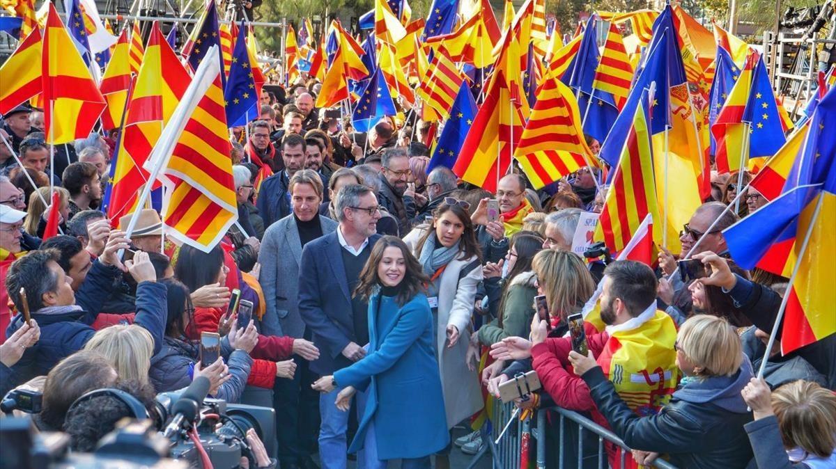 La candidata Inés Arrimadas a su llegada al acto electoral en la plaza Universitat.