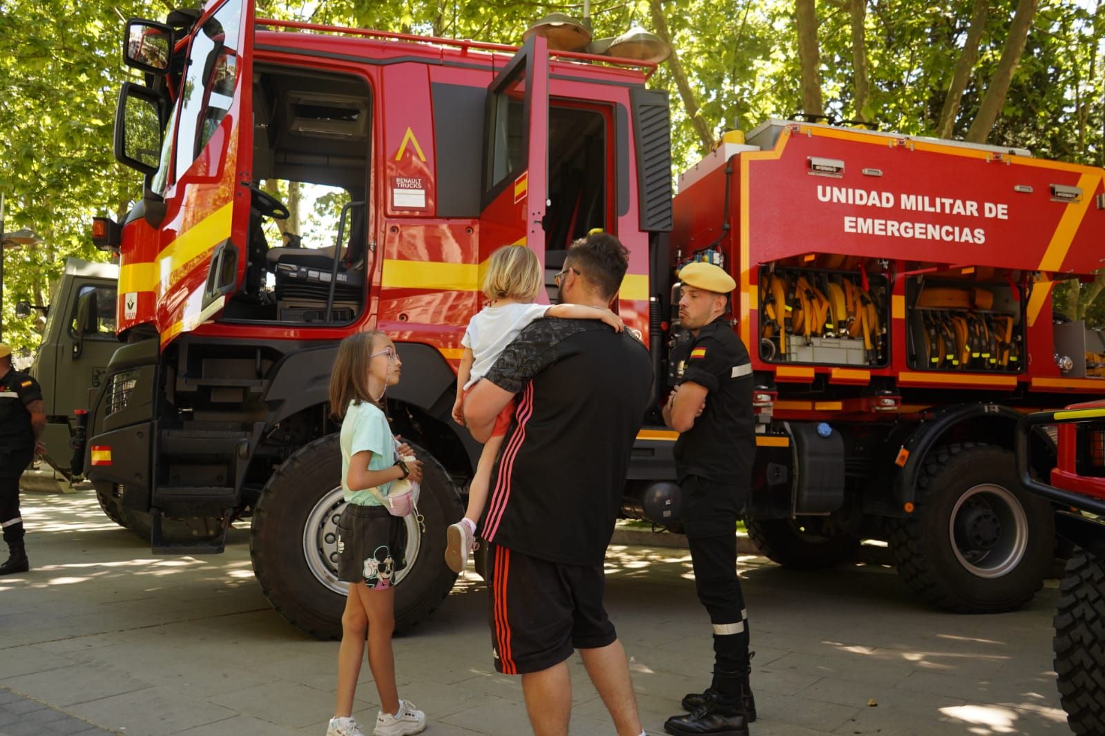 Exposición de material militar en el Día de las Fuerzas Armadas en Zamora