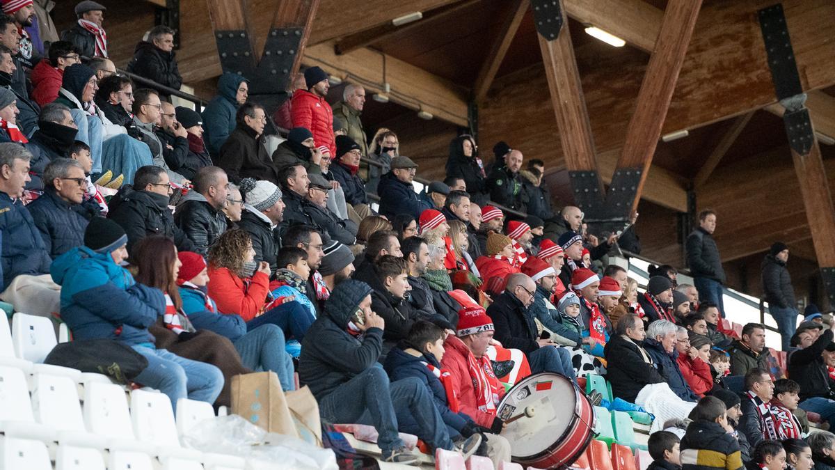 Aficionados del Zamora CF, en la grada del Ruta