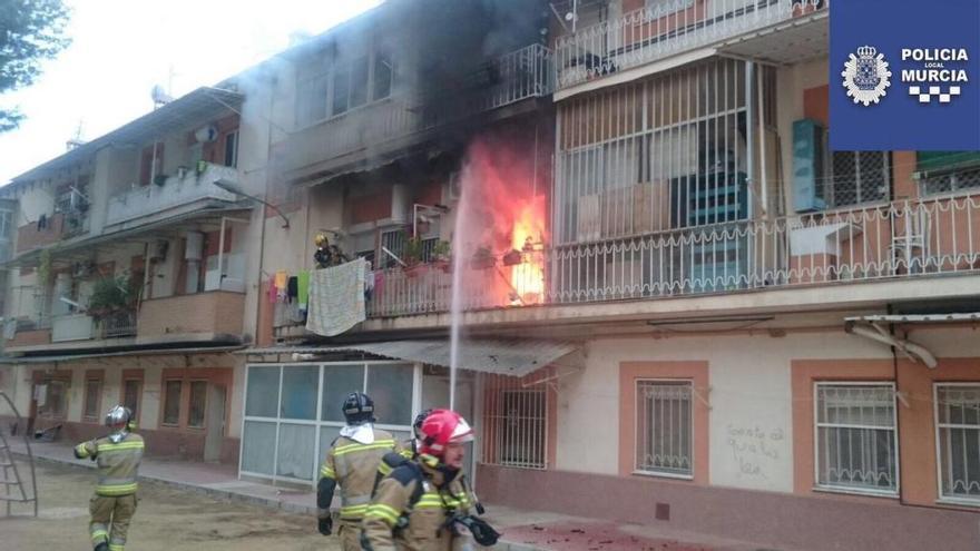 Efectivos de bomberos trabajan en el incendio.