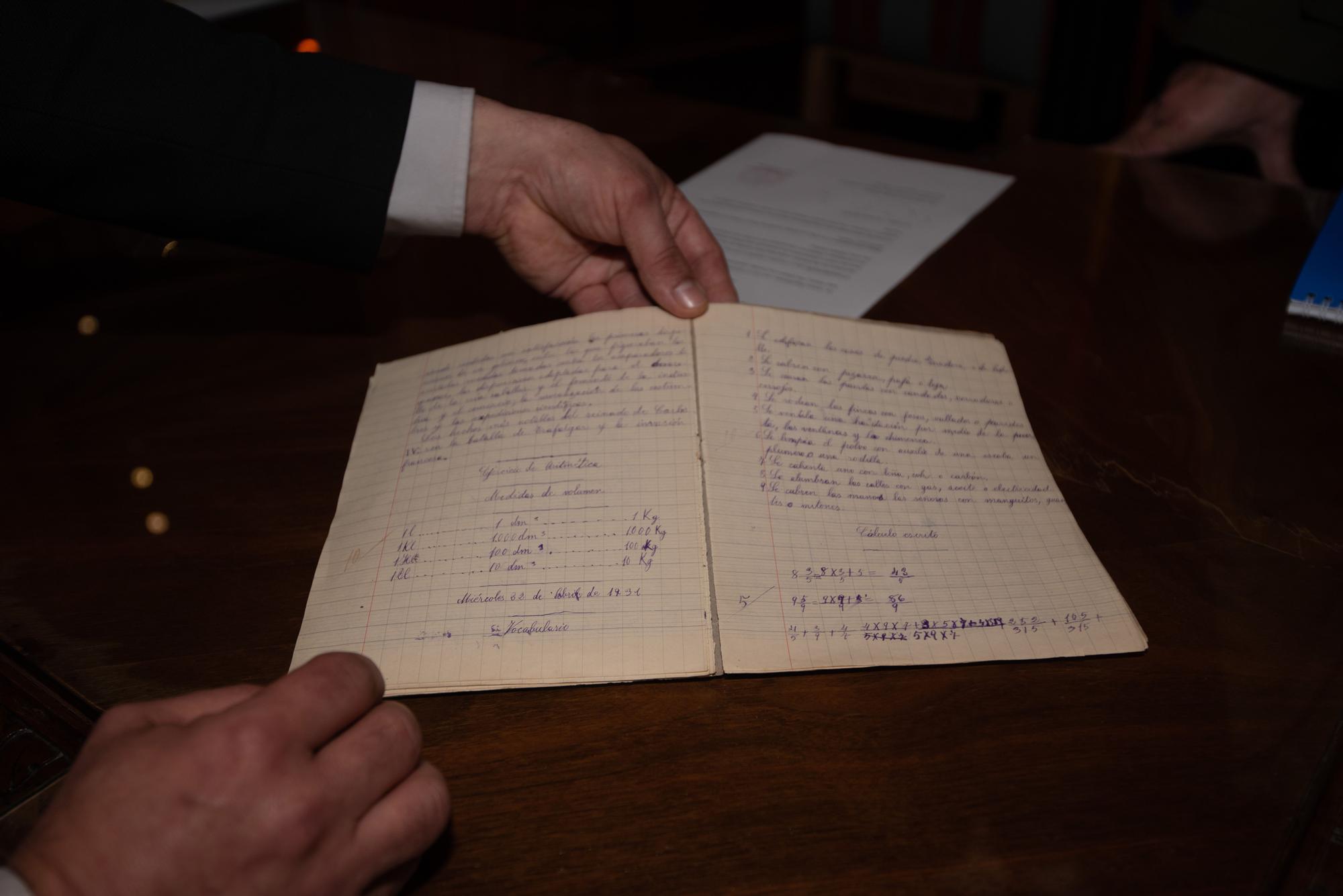 El Ateneo Republicano dona un cuaderno escolar de la actriz María Casares a la casa-museo Casares Quiroga