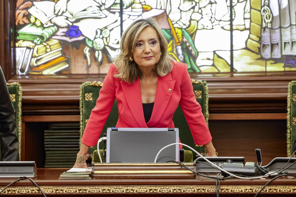 La alcaldesa de Pamplona, Cristina Ibarrola, durante el pleno extraordinario convocado antes de la moción de censura.