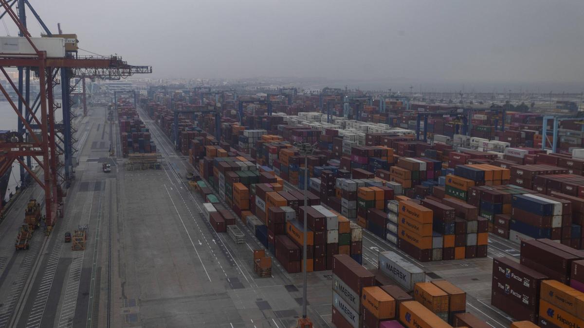 Contenedores en el puerto de València, en una imagen de este año.