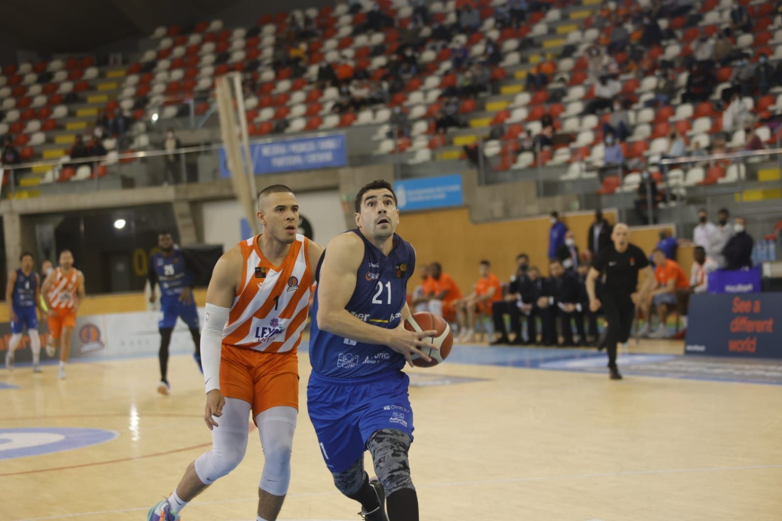 Las mejores imágenes del enfrentamiento entre el Leyma Coruña y el Liberbank Oviedo Baloncesto