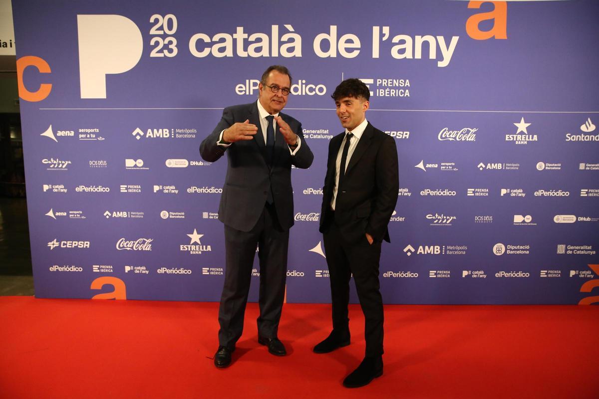 Albert Sáez, director de EL PERIÓDICO, y Antonio Díaz, El Mago Pop, Català de lAny 2023